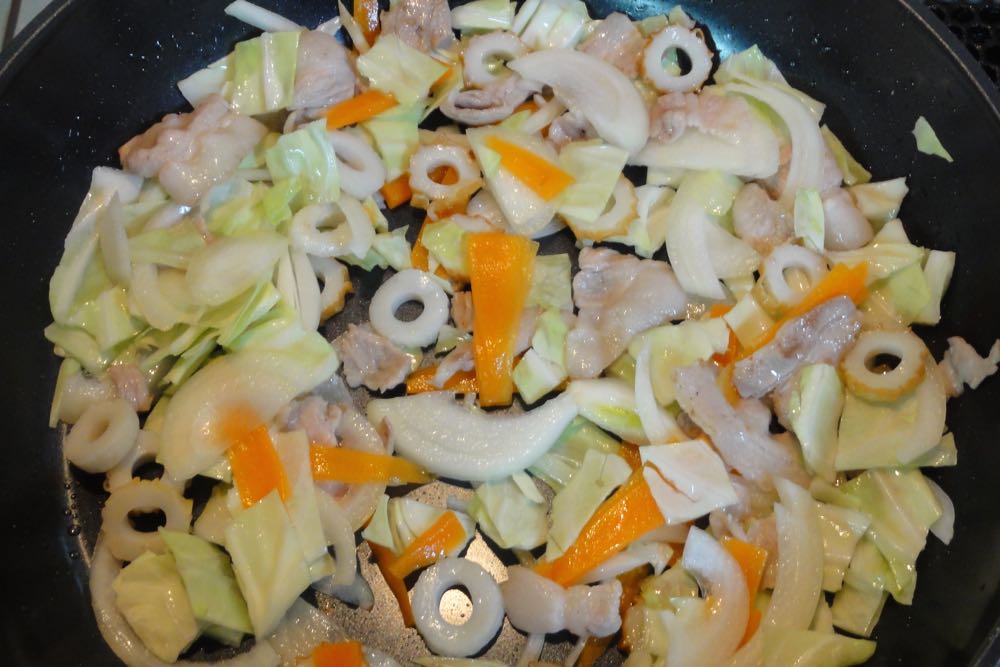 豚肉と野菜を炒める