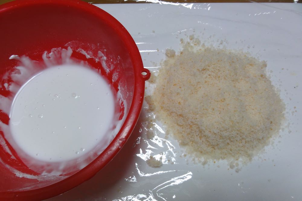 水溶き米粉と米粉パン粉を用意