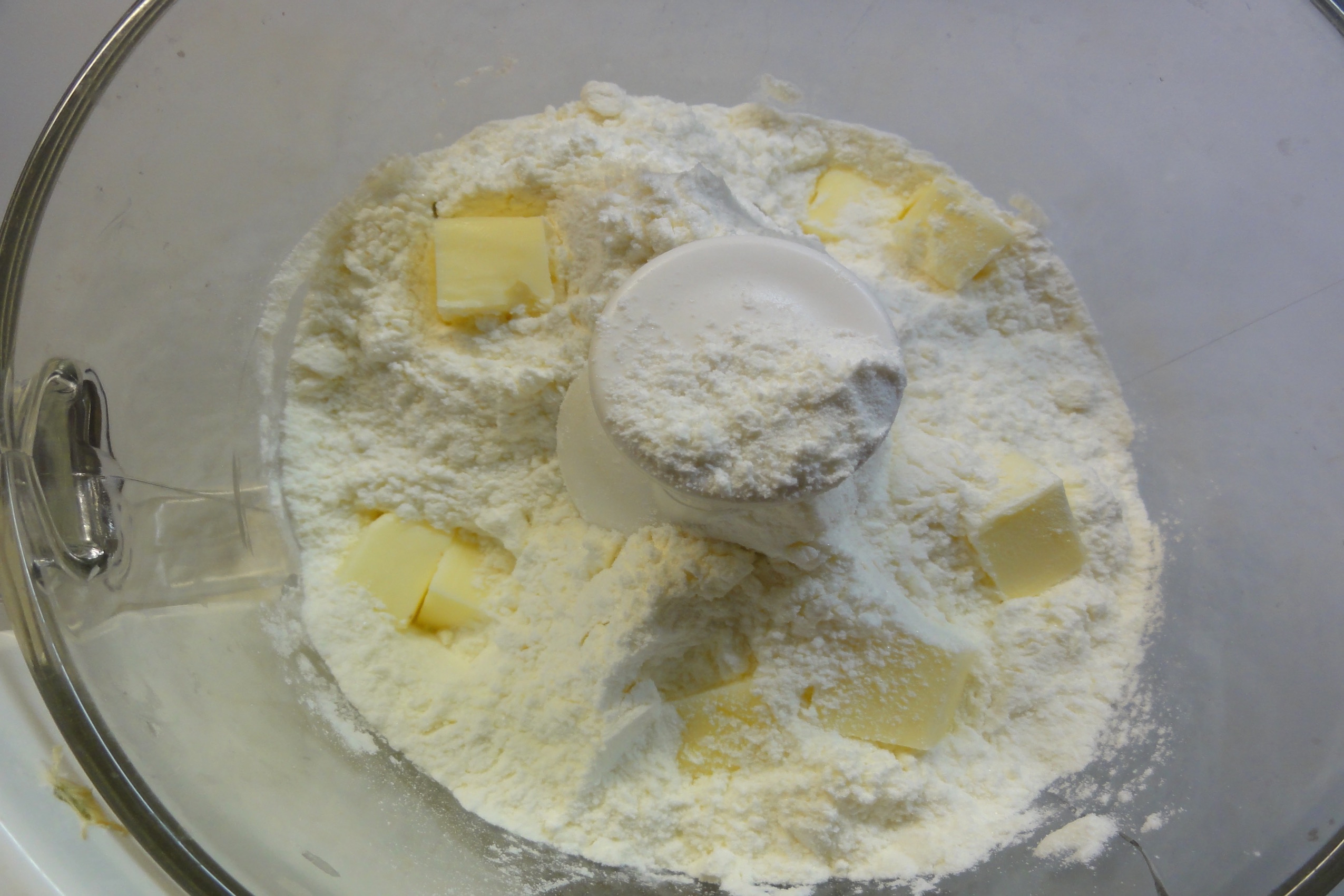 米粉ホットケーキミックスにバターを入れ攪拌する