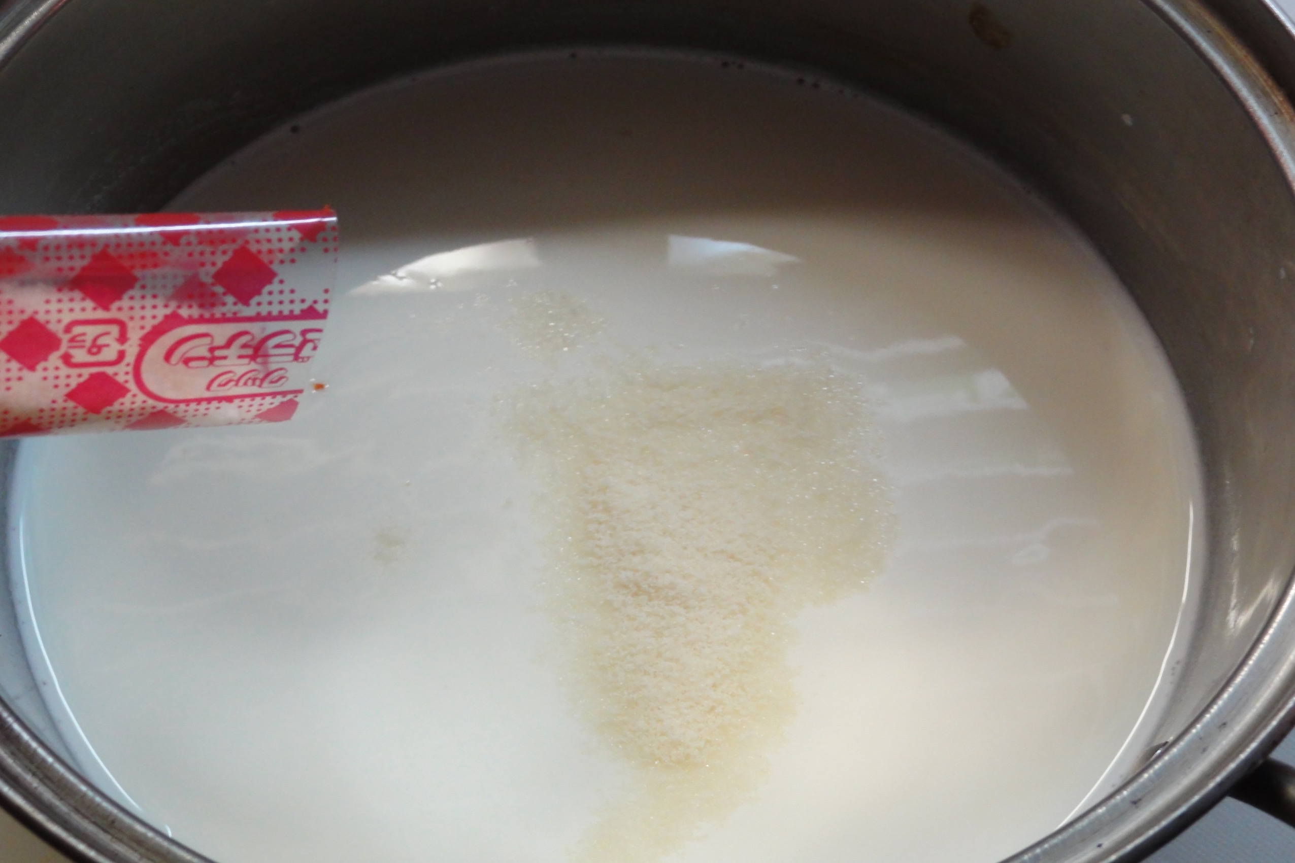 沸騰直前まで温めた牛乳にゼラチンを溶かす