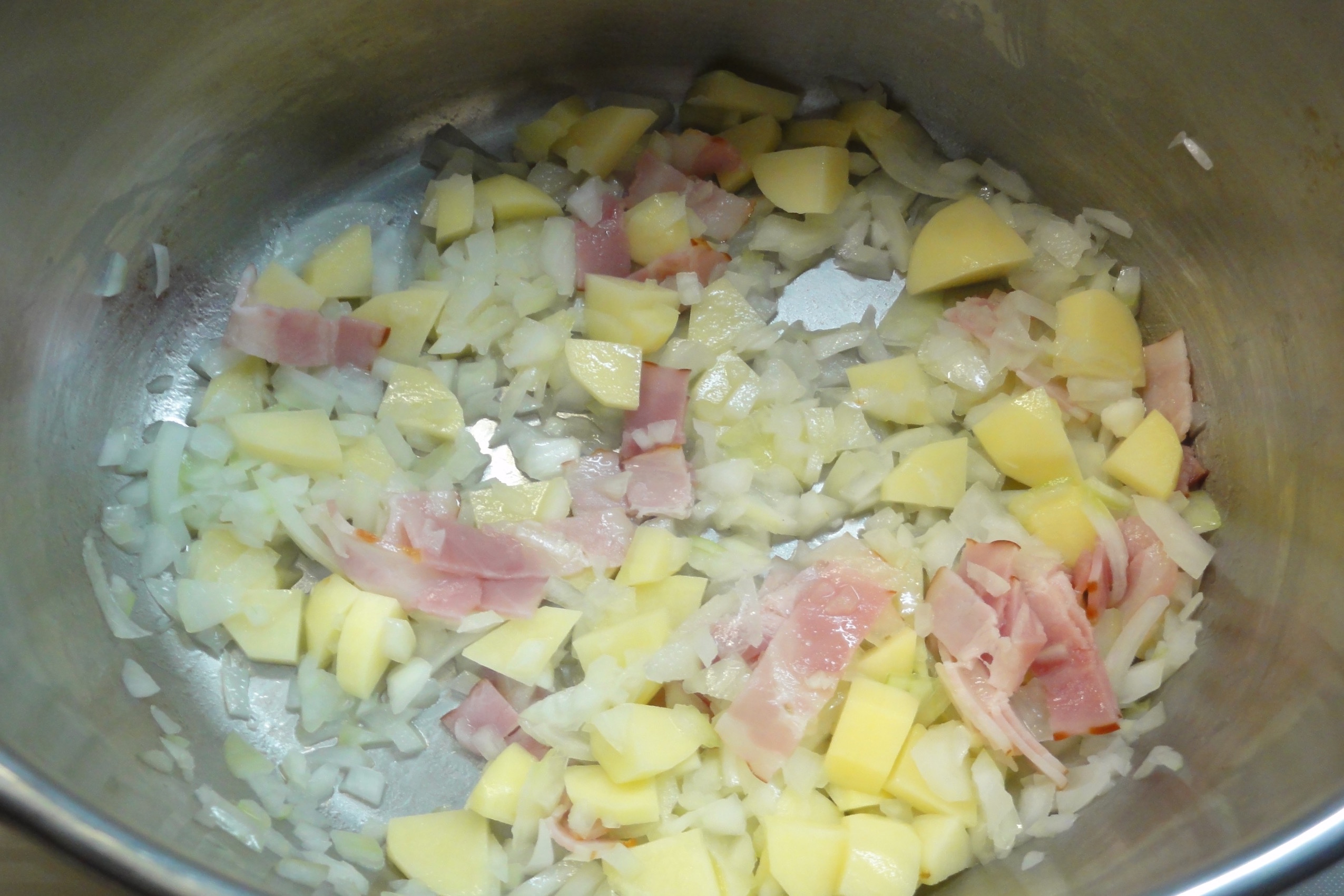 バターで玉ねぎ・ベーコン・じゃがいもを炒める