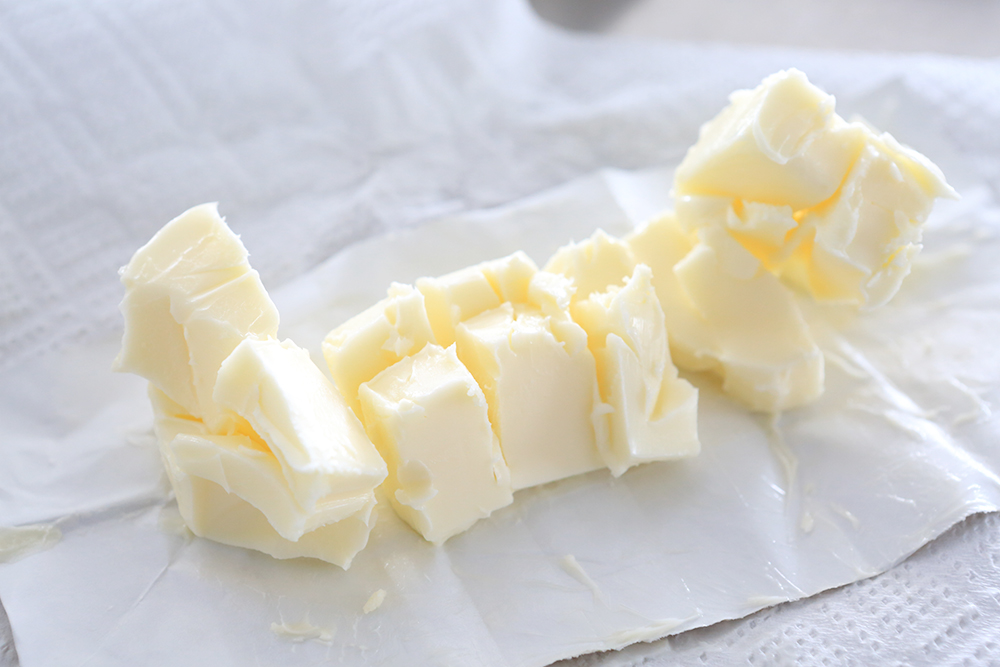 高千穂発酵バターを小さく切る