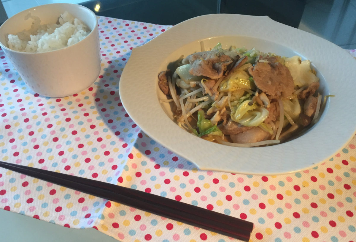 天文館の裏地の中華料理屋風の野菜炒め定食